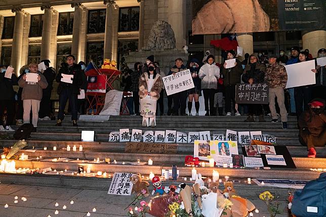 數百名在加拿大溫哥華的維吾爾人、中國留學生、香港人和臺灣人27日晚間聚集在溫哥華市中心藝術廣場，悼念24日在烏魯木齊大火中不幸喪生的罹難者。(作者提供)