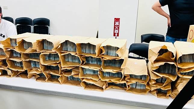 法務部調查局人員查扣不法所得現金7千餘萬元。讀者提供