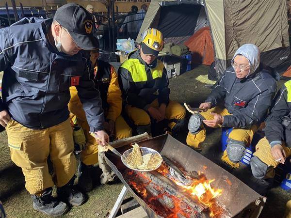 台北市搜救隊在零下5度的嚴寒環境烤火。FB@臺北市搜救隊