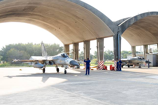 駐守空軍清泉崗基地的空軍3聯隊，進行IDF戰機緊急起飛操演，訓練地、空勤人員能在狀況發生時，讓戰機5分鐘內立即升空起飛。(記者楊仁翔 攝)