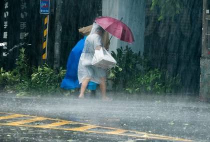 颱風外圍環流+東北季風影響，各地當心強風豪雨。圖／台視新聞