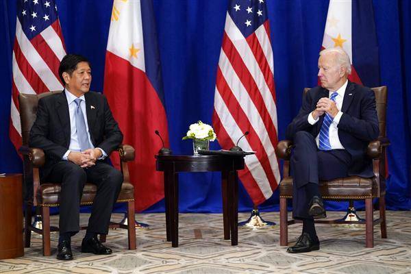 菲律賓總統小馬可仕（左）22日與美國總統拜登在紐約進行首次會面。美聯社