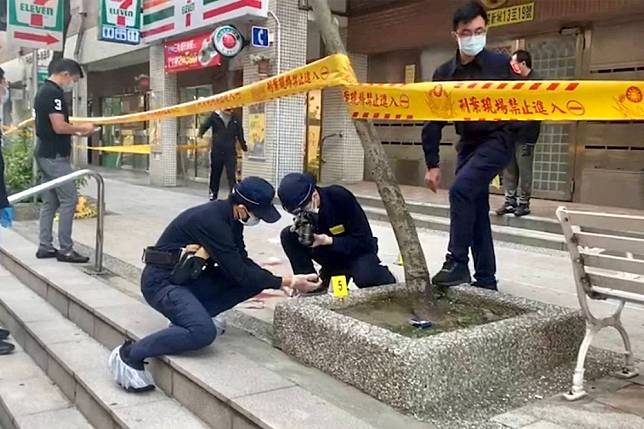 超商店員遭砍死震驚社會，超商總部傳出要求大夜員工不再勸導客人戴口罩。（取自黃崇真臉書）