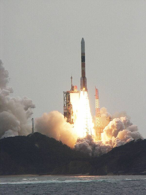 日本「三菱重工」12日發布訊息，於當地時間下午13時44分，自日本九州南部鹿兒島縣種子島以「H-2A」運載火箭搭載「光學8號」偵察衛星升空。 圖：翻攝維基百科/Naritama/CC BY 2.1 jp