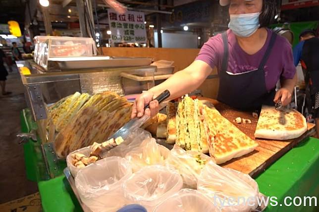 桃園仲平黃昏市場東北蔥花大餅，外皮焦脆內裡鬆軟。圖：youtube「第食台」提供