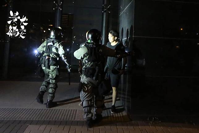浸大學生記者15日在北角一帶採訪，卻遭警方以強燈照射，並企圖搜身。   圖：香港浸會大學學生會編輯委員會