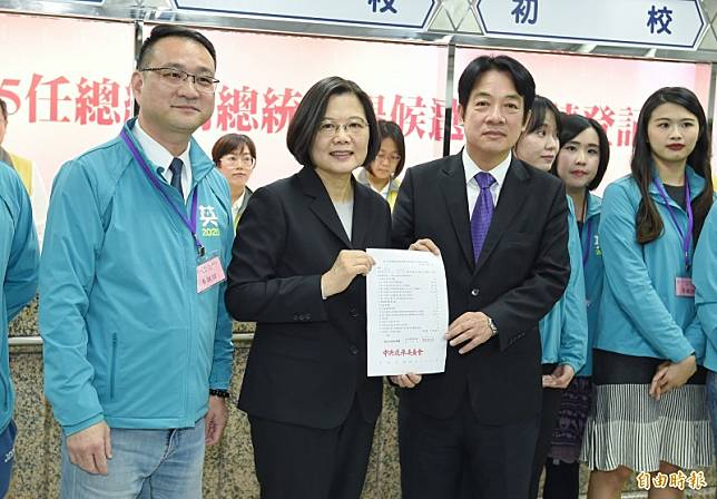 總統蔡英文與前行政院長賴清德19日赴中選會，登記參選正副總統選舉。蔡總統在場外致詞時重申中華民國是主權獨立的國家，人民有權選出自己的總統。(記者劉信德攝)