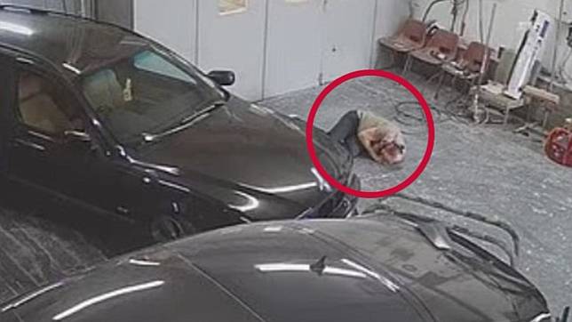 英國一名修車行老闆法拉爾遭失控車強力衝撞，生殖器「面目全非」，恐喪失功能。（圖／翻攝自 Daily Mail）