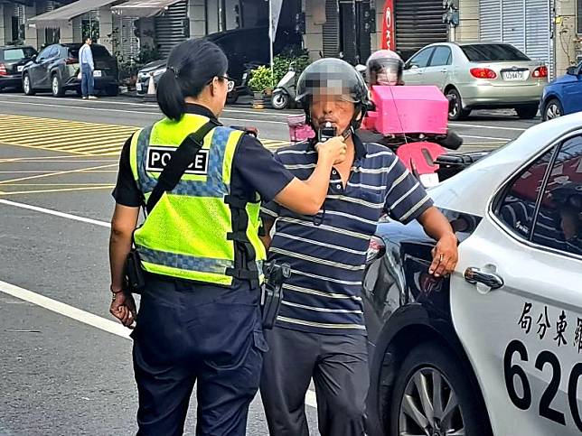 男子把電動自行車手把當枕頭 路口睡著遭開罰