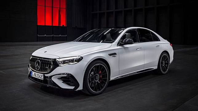 M-AMG E 53 Hybrid 4Matic+配備具有發光效果的直瀑式水箱護罩，前輪拱加寬11mm。(圖片來源/ AMG)