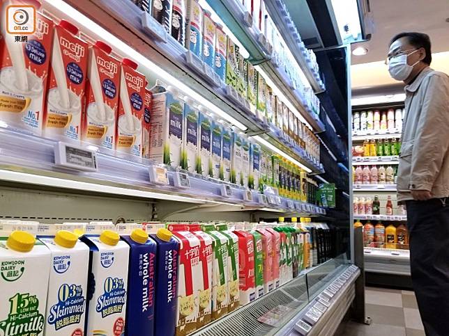 超市貨架上維記全脂奶嚴重缺貨。(黃仲民攝)