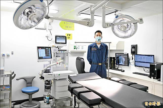 「玉山艦」12日正式對外公開內裝，內部設置有手術室、病房等設施。(記者塗建榮攝)