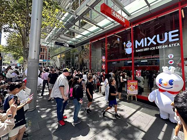 This undated photo shows people waiting in line in front of a Mixue store in Sydney, Australia. (Xinhua)