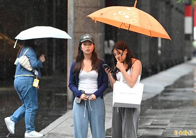 週五各地有短暫陣雨或雷雨，並有局部大雨發生的機率。(資料照)