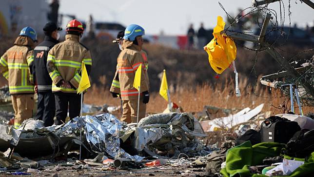 2024年12月29日，南韓全羅南道的務安國際機場，濟州航空一架班機降落時失事撞毀，鐵絲網上掛著一件散落的救生衣。路透社