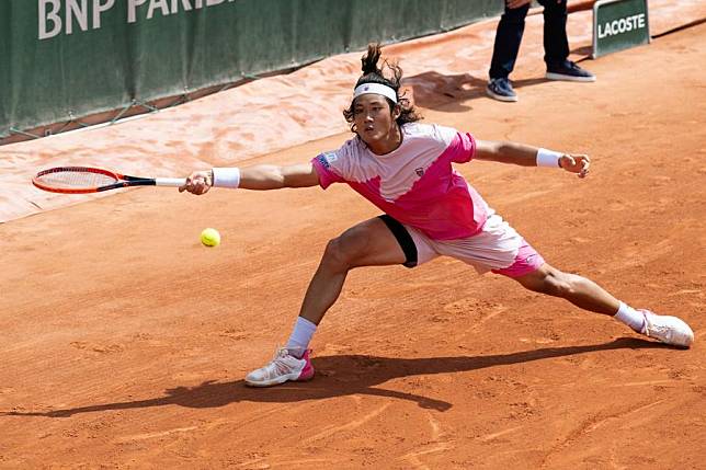 ↑Zhang Zhizhen of China hits a return during the men's singles first round match between Zhang Zhizhen of China and Aleksandar Vukic of Australia at the French Open tennis tournament at Roland Garros, Paris, France, May 26, 2024. (Xinhua/Meng Dingbo)