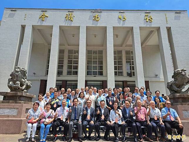 新竹市議會今天舉辦歷屆議員回娘家活動，上百名議員齊聚議會同歡及合影。(記者洪美秀攝)