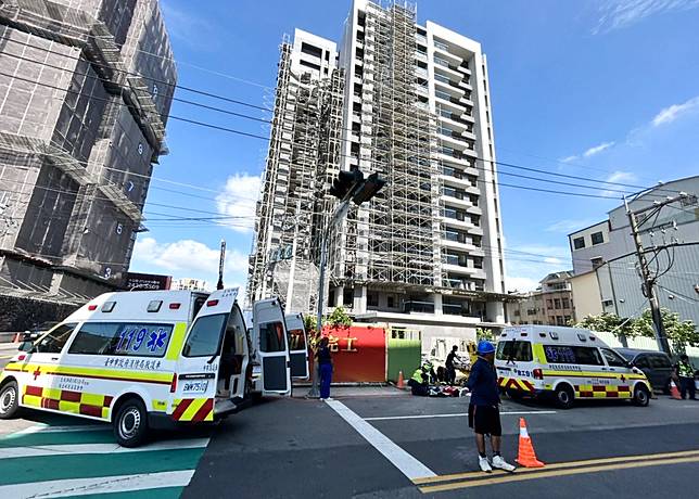 台中市南區福田路、福田二街建案「登陽大地悅章」二十三日上午發生工安意外，二名工人自十三樓高鷹架墜落喪命。台中市府勒令停工，開罰四十八萬元。（記者陳金龍翻攝）
