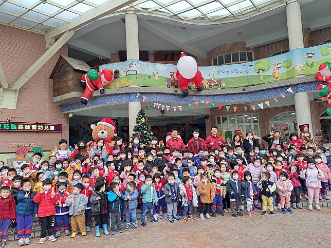 圳頂分隊特別於今日出勤至轄區幼兒園，乘著節慶氛圍辦理消防安全宣導活動與孩子們同樂。圖：消防局提供