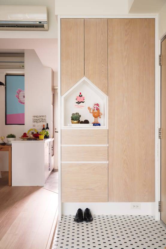 
7.溫馨的小家，玄關櫃上的小房子設計給人一種溫暖又安全的感受，彷彿可以看到一家人其樂融融生活在一起的場景。

Credits: homify / <a href=