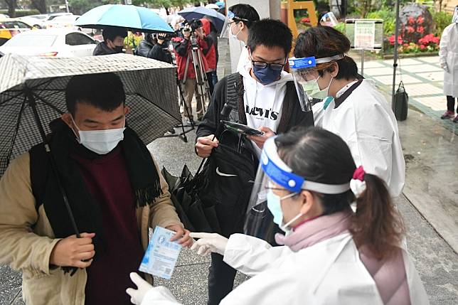 今年大學學測連考3天，又遇上疫情嚴峻，考生須攜帶有效證件及入場識別證，查驗後始能入場。（張哲偉攝）