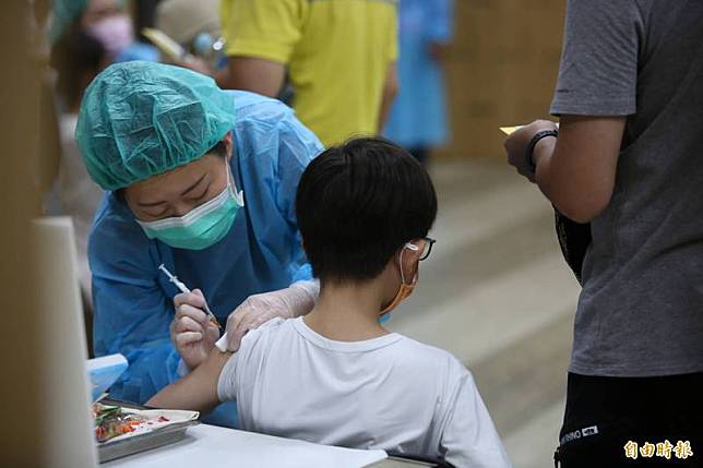 台中科博館大型兒童疫苗接種站開打，吸引學童施打。(記者蔡淑媛攝)