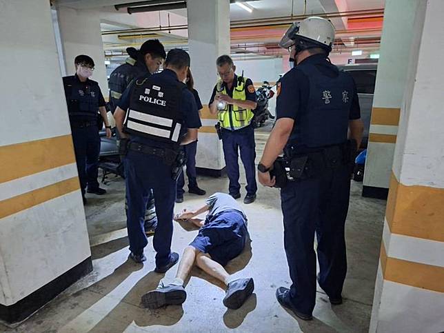 警方在南功街一處大樓地下室逮捕辛姓男子。讀者提供