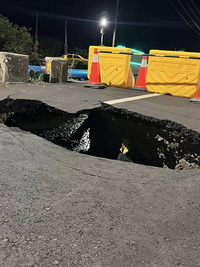 城西街二段尾接近竹排港，大面積天坑出現，市議員郭信良已通報市府相關單位處理。（圖／翻攝郭信良臉書）