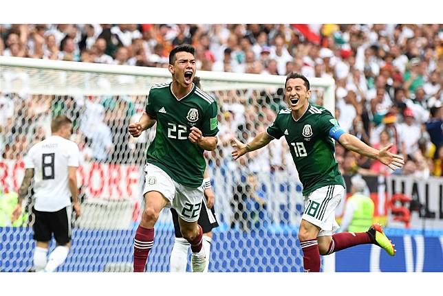 墨西哥22歲年輕小將Hirving Lozano（左）進球後欣喜若狂。（圖取自2018FIFA官網）