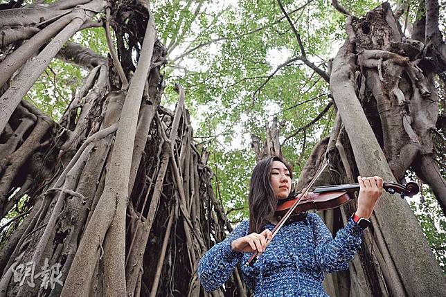 香港小提琴手和導師Annabelle Ho，兩年前開始結合音樂技能和倡議行動，用小提琴彈奏宮崎駿電影的曲目，分享電影中的信息。（曾憲宗攝）
