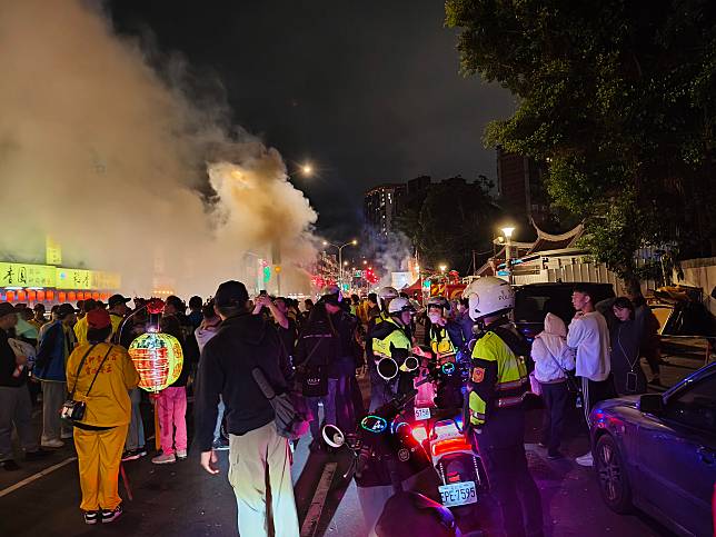 台北市安排近五百名警力，負責青山王遶境維安與交管。記者廖炳棋/攝影