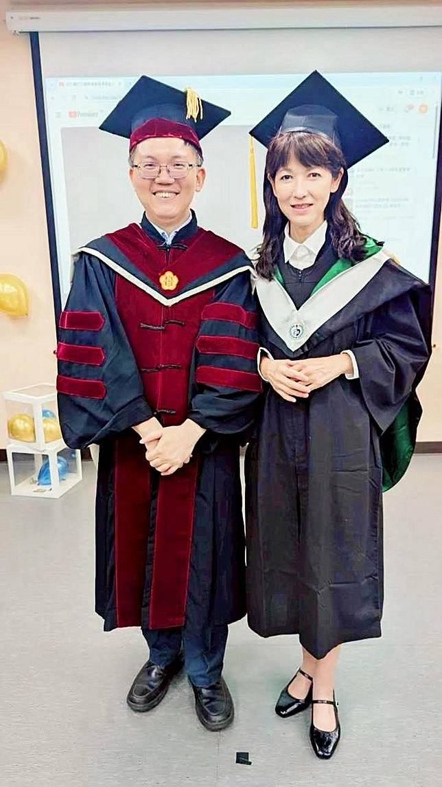 陳明真（右）才剛碩士畢業，就有博士班向她招手。陳明真提供