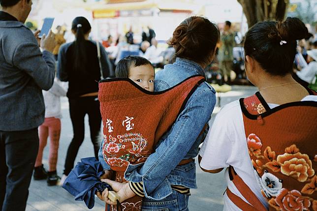 中國去年推出「三孩政策」以遏止人口出生率持續下降，恐為時已晚。 (示意圖：billow926/ Unsplash)