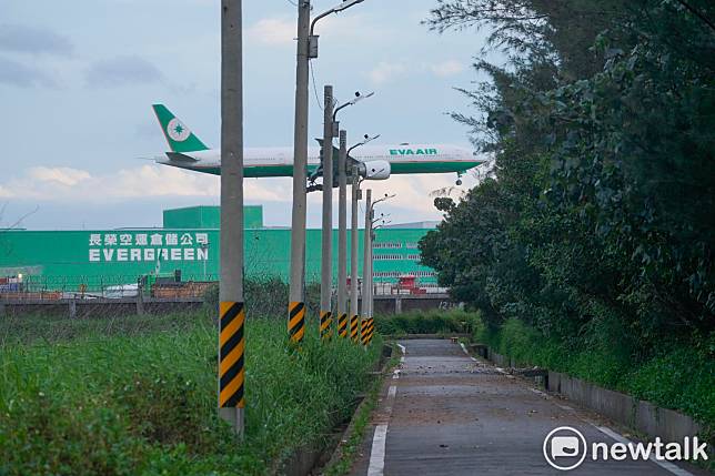 長榮航空宣布推出全新機場櫃檯顯示螢幕，以分流減少旅客報到排隊時間（資料照）。   圖：張良一/攝