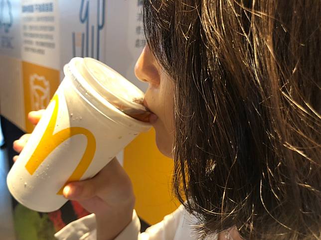 ▲在台灣，麥當勞改成「冷飲直接喝」，提供新造型的杯蓋，不需要吸管直接拿起來喝。（圖／記者彭夢竺攝）