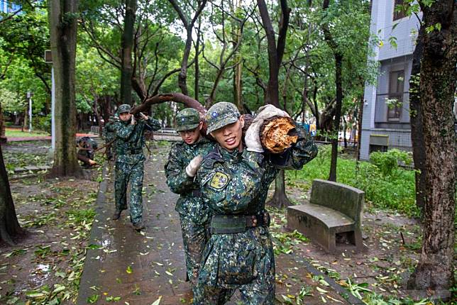 第三作戰區派遣兵力，全力協助市容恢復。（軍聞社記者莊家宏攝）