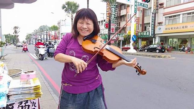 蔣月惠為籌措羅騰園經費，常上街頭拉小提琴擺攤義賣。   圖：翻攝蔣月惠臉書