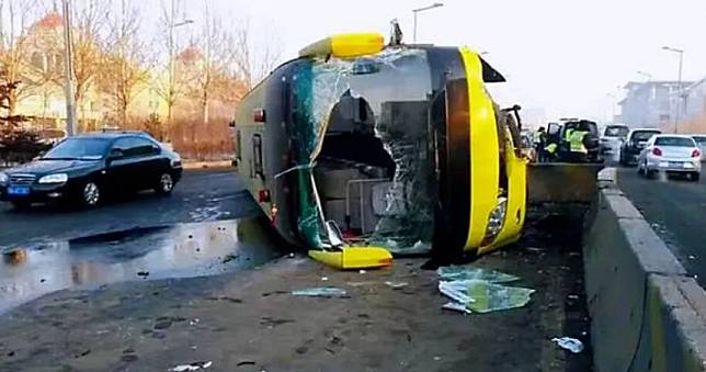 陸「十一」長假首日驚傳悲劇　陝西巴士翻車釀8死21傷
