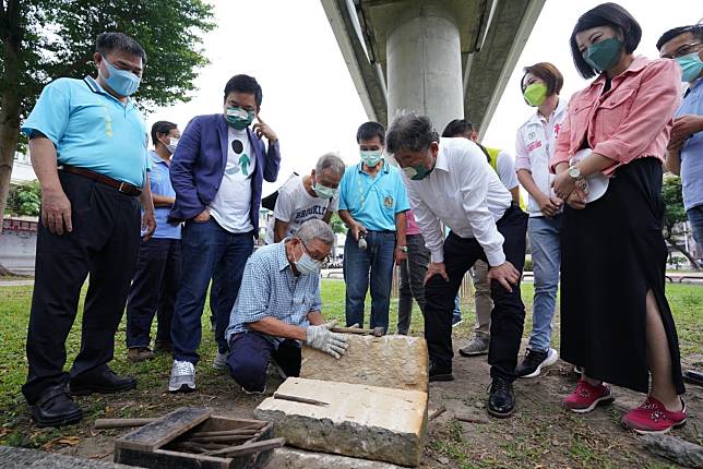 民進黨台北市長參選人陳時中今出席北投慈生宮參香暨唭哩岸打石文化導覽體驗。   圖：陳時中競選團隊 / 提供