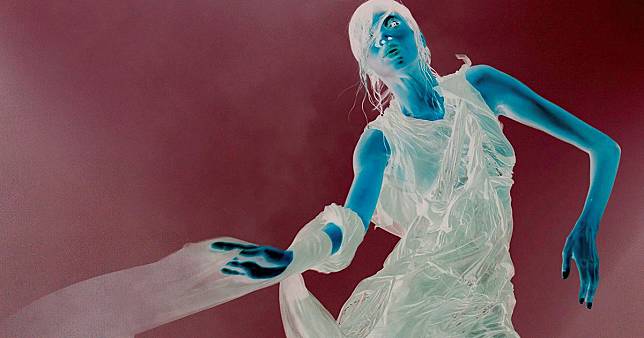 # 英國傳奇攝影師 Nick Knight 說「攝影已死」：在人人都追捧復古的年代，他偏要擁抱那些未知！