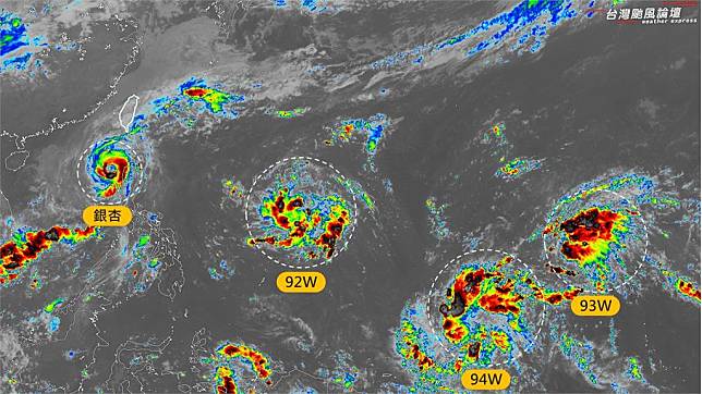 西北太平洋有3個熱帶擾動正在發展。圖／翻攝自Facebook@台灣颱風論壇｜天氣特急