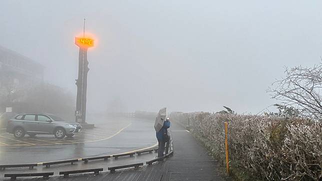 今晨宜蘭太平山氣溫低，4、5點下起冰霰，太平山莊外也有霧淞美景、樹枝結冰。