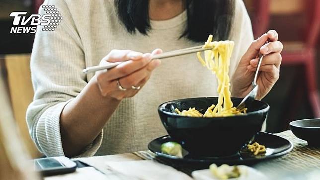 獨自在外吃飯時「占位」成為一大考驗。（示意圖／shutterstock達志影像）