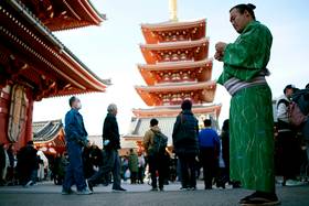 2024年12月18日，日本東京淺草寺的觀光人潮。美聯社