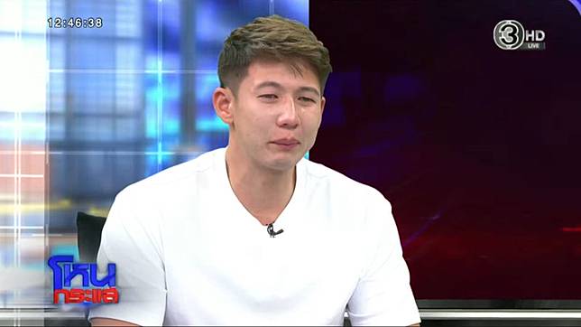 Sai Scott 在節目現場談及童年與家庭創傷時情緒潰堤。（翻攝臉書）