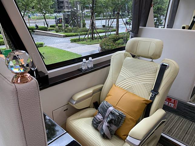 鼎運集團百駿通運推出全球首台八人座頭等艙豪華遊覽車，車內儼如移動式總統套房。（記者戴淑芳攝）