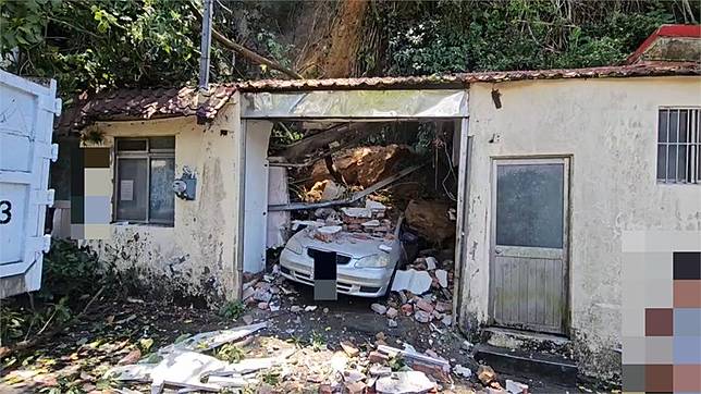 快新聞／基隆端午連假爆災情！土石崩落砸毀民宅、轎車　驚悚畫面曝光