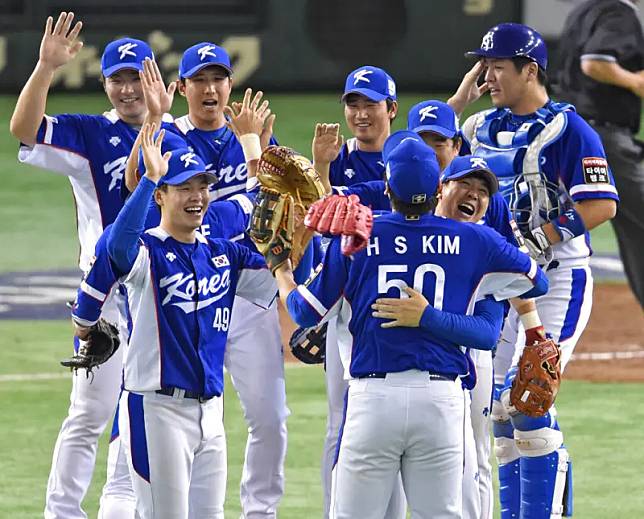 「WBSC Premier 12」世界棒球12強賽即將開打，本屆賽會韓國隊和中華隊以及日本隊被安排在B組競爭，不過該國國家隊目前遭遇傷病潮，甚至由於外野缺人，守二壘的申旼宰還臨時被調去中外野支援，野手戰力短缺。