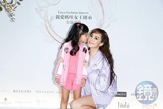 關穎（右）帶著5歲的大女兒C.C.（左）現身台北萬豪酒店，擔任壓軸表演嘉賓，表示是很有意義的回憶。