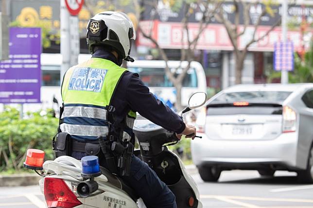 新北市一名警員在追緝賓士車時連開3槍卻誤擊後座乘客致死，被檢方依過失致死起訴。示意圖，非當事警員。（資料照片／取自新北市警局臉書）